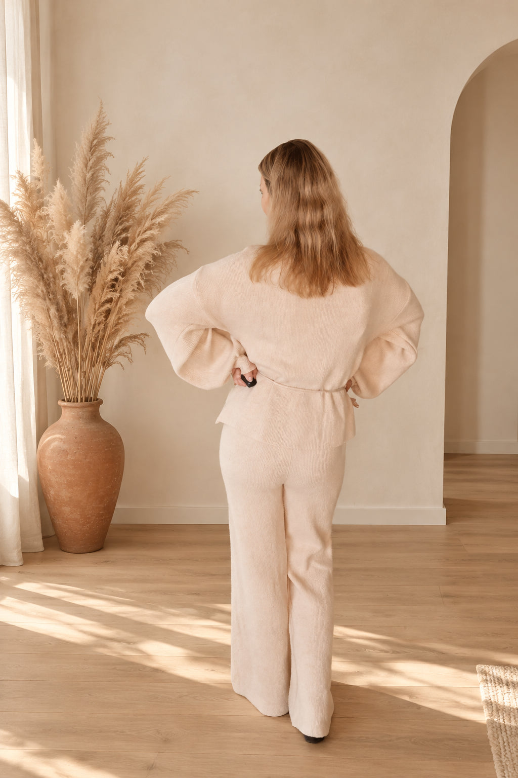 Strick-Loungewear-Set Beige, Rückenansicht mit Händen in der Hüfte