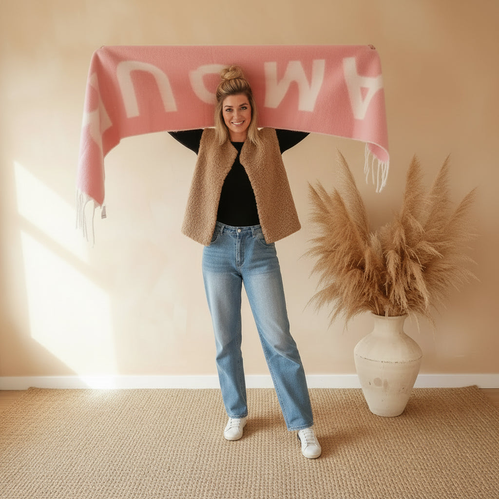 Frau in Boho-Luxe Look mit rosa AMOUR Wollschal mit Fransen von SK-Style & Kompetenz