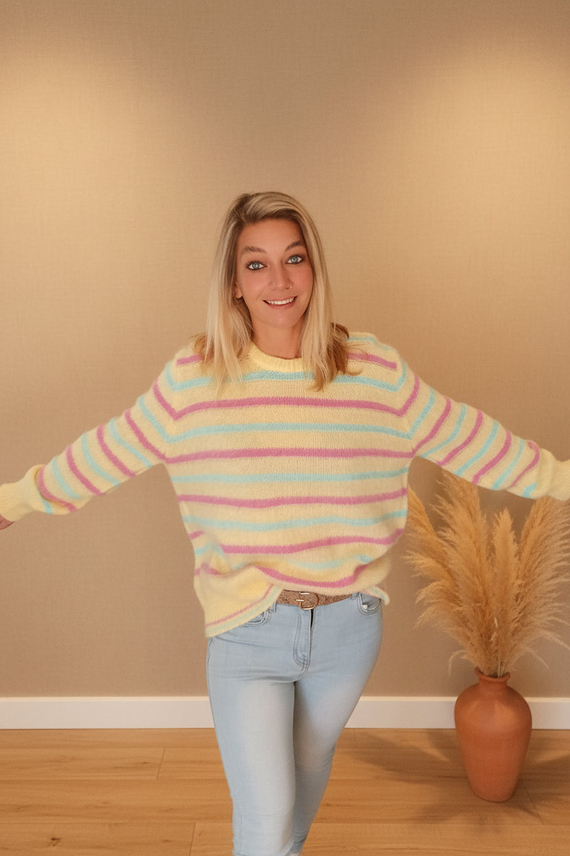 Boho-Luxe gestreifter Damenpullover in Gelb, Rosa und Türkis aus weichem Material.