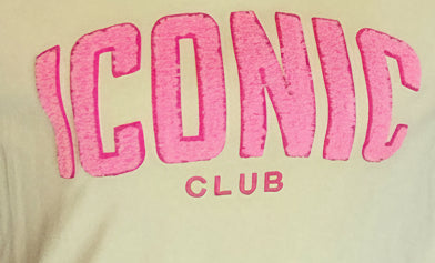 3D Chenille-Schriftzug Iconic Club in Pink – Detailansicht Frontdruck