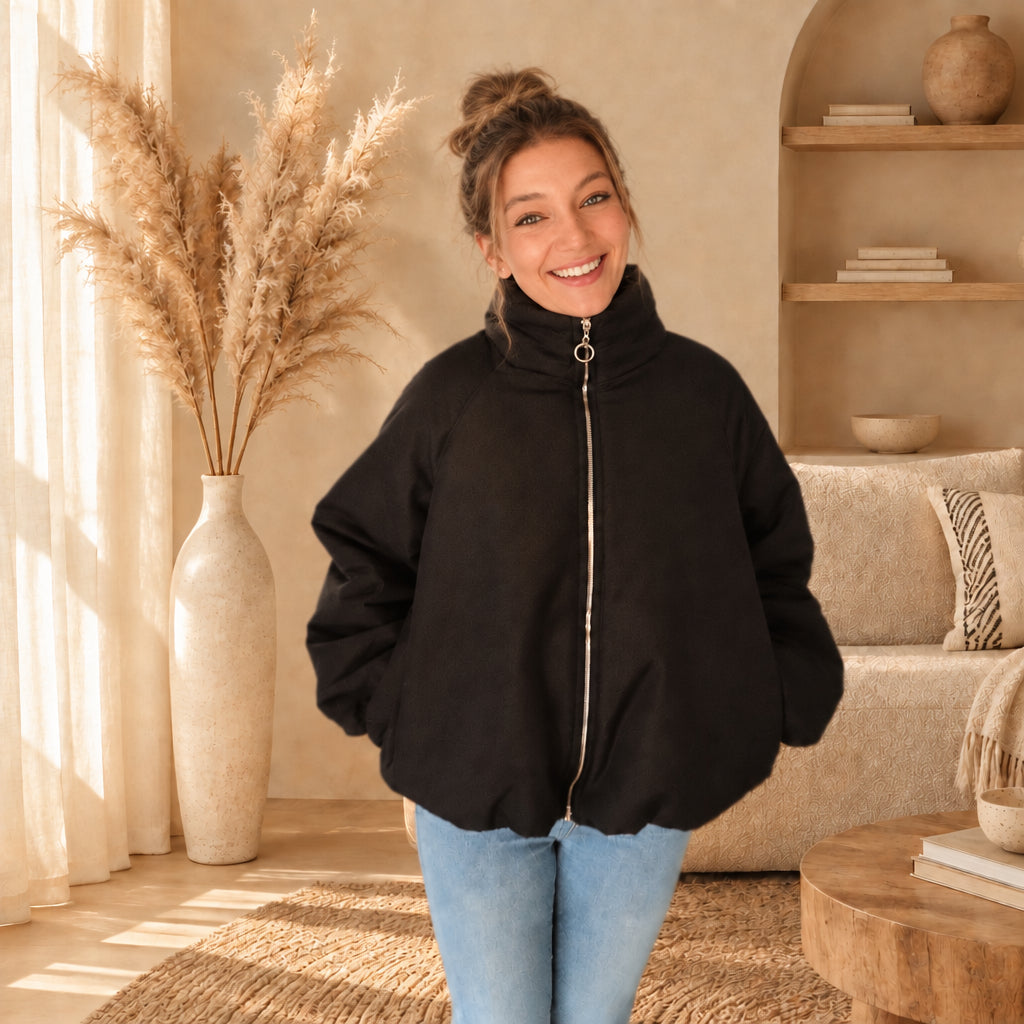 Schwarze Damenjacke mit Reißverschluss, Frontansicht mit Händen in den Taschen