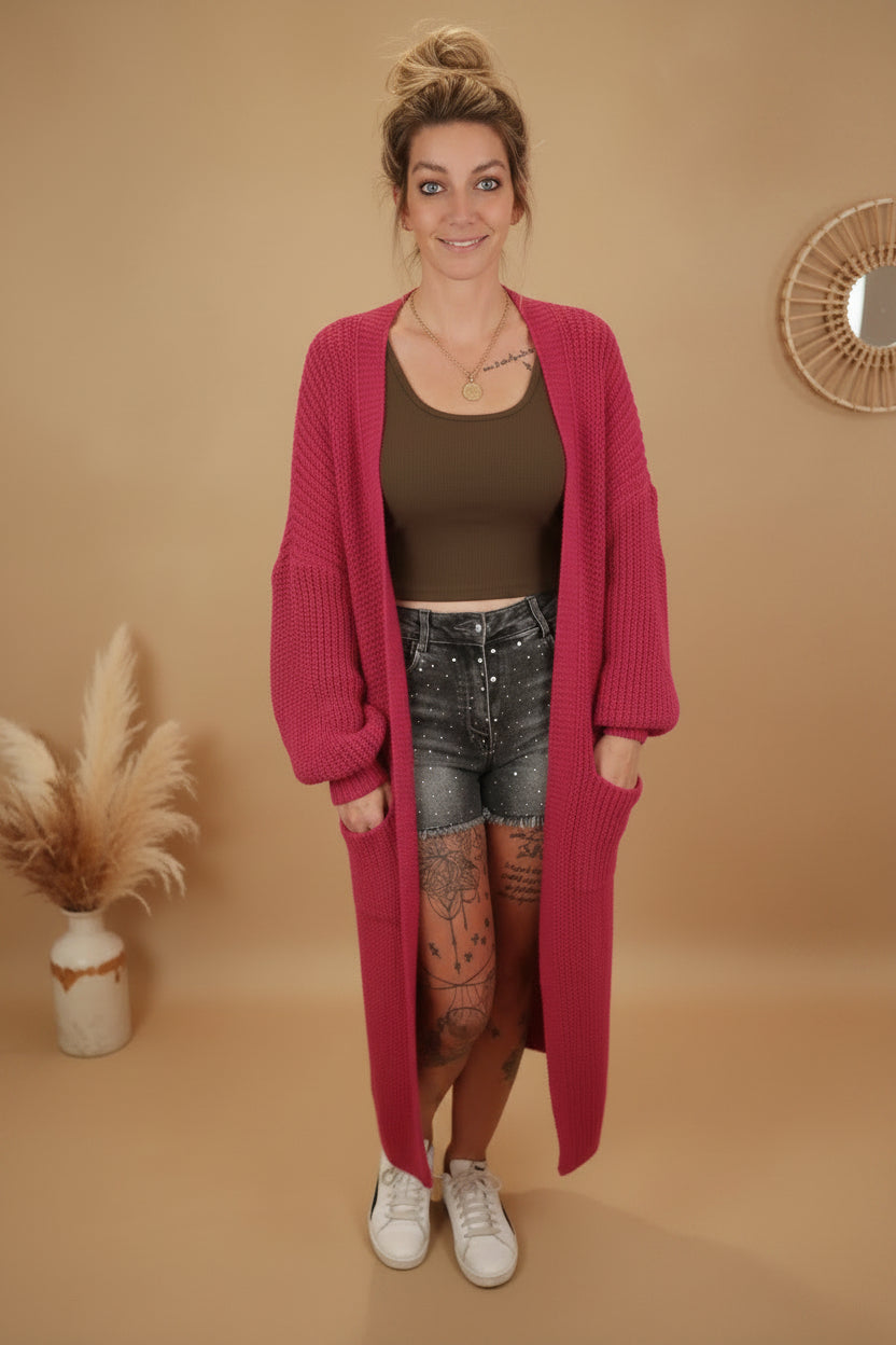 Strickmantel Damen lang Beerenrot Hände in Taschen lächelnd – Oversized Cardigan mit Fronttaschen