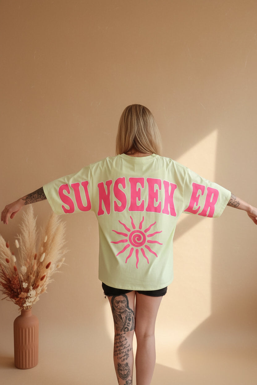 Sunseeker Oversized T-Shirt – Rückenansicht Hände in Hüften, großer Sonnen-Print
