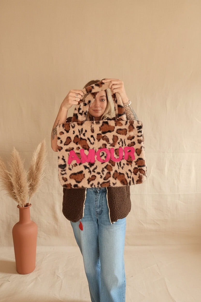 Shopper Happy Leo Beige – Statement-Tasche mit AMOUR-Schriftzug, Detailansicht