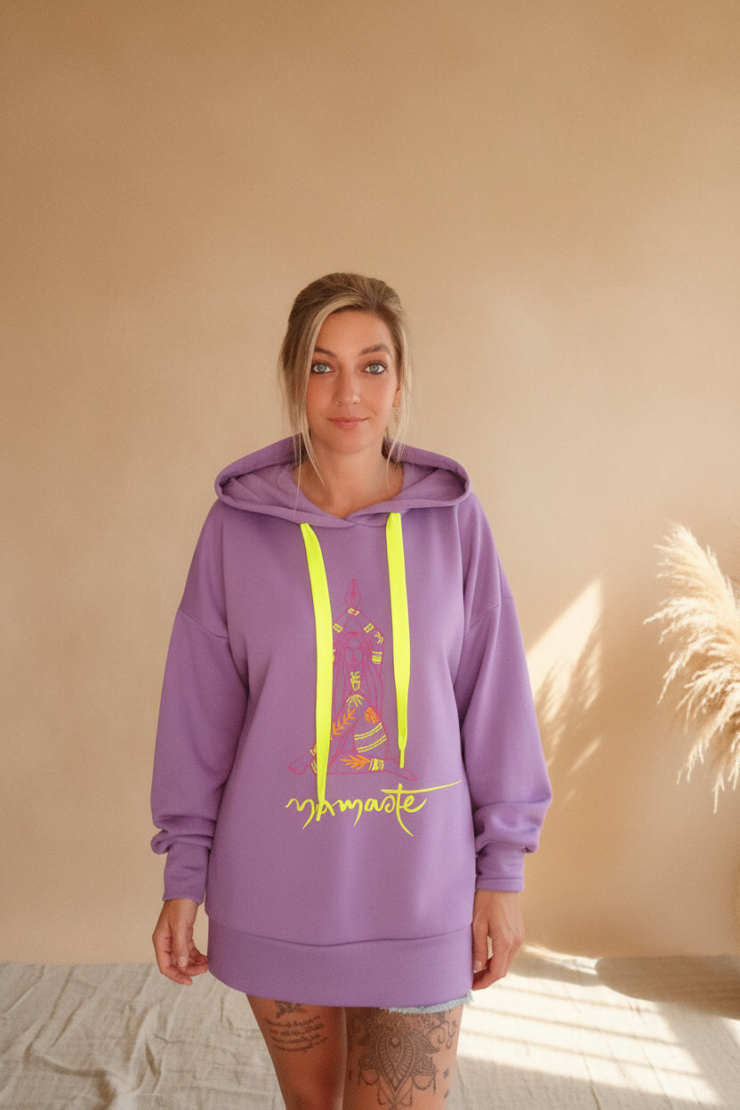 Lila Boho-Luxe Oversized Hoodie aus weichem Stoff mit gelbem Namaste-Print.