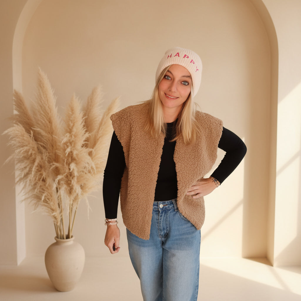 Cremefarbene Beanie für Damen mit rotem HAPPY-Schriftzug, lässiger Streetstyle mit Jeans