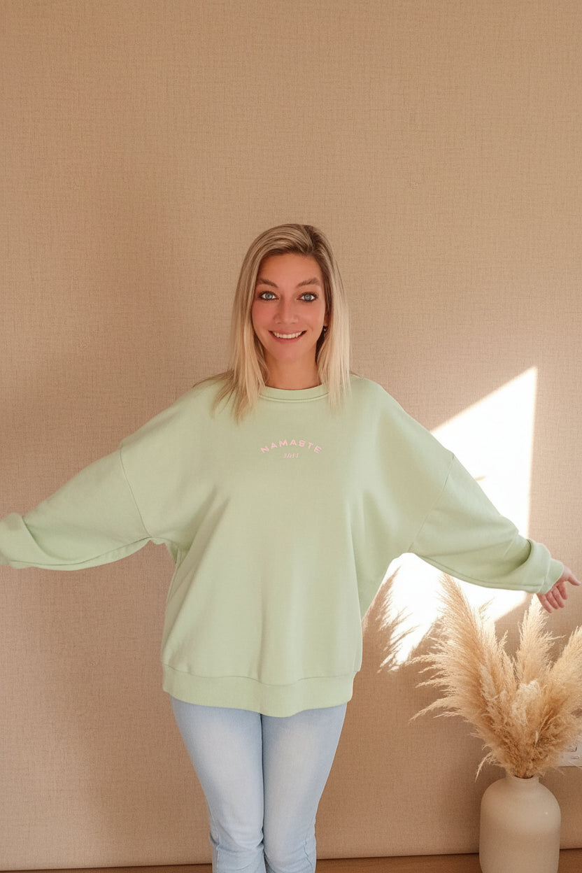 Namaste Sweater Mint – Oversized Damen Sweatshirt mit rosa Namaste-Print, Boho-Style