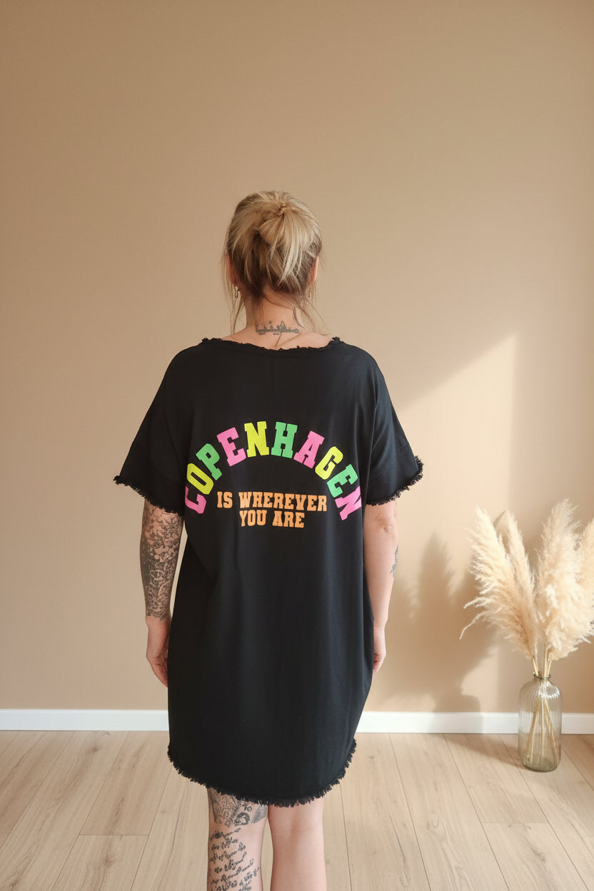 Schwarzes Boho-Luxe Damen-T-Shirt aus weichem Stoff mit farbigem Copenhagen-Print.