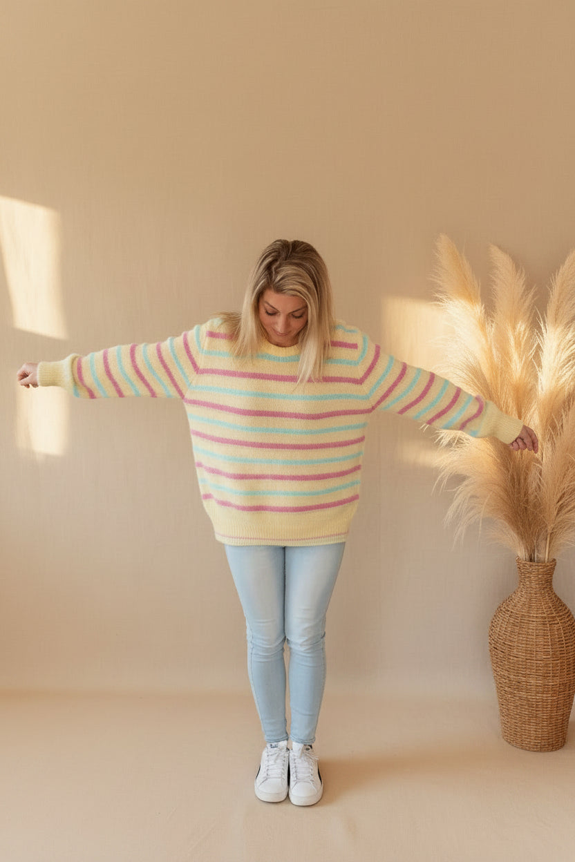 Boho-Luxe gestreifter Damenpullover aus weichem Material in Pastelltönen.