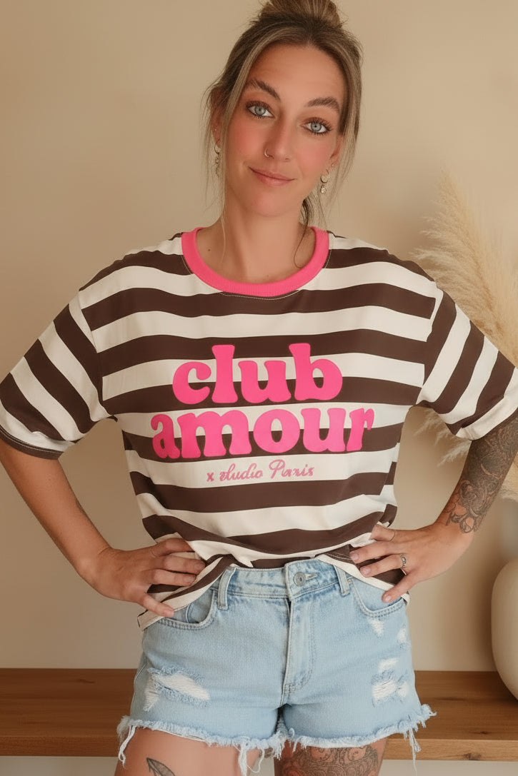 Damen Club Amour T-Shirt Braun-Creme Streifen, lächelndes Model, Pampas-Vase Boho-Setting – SK-Style One Size S–L