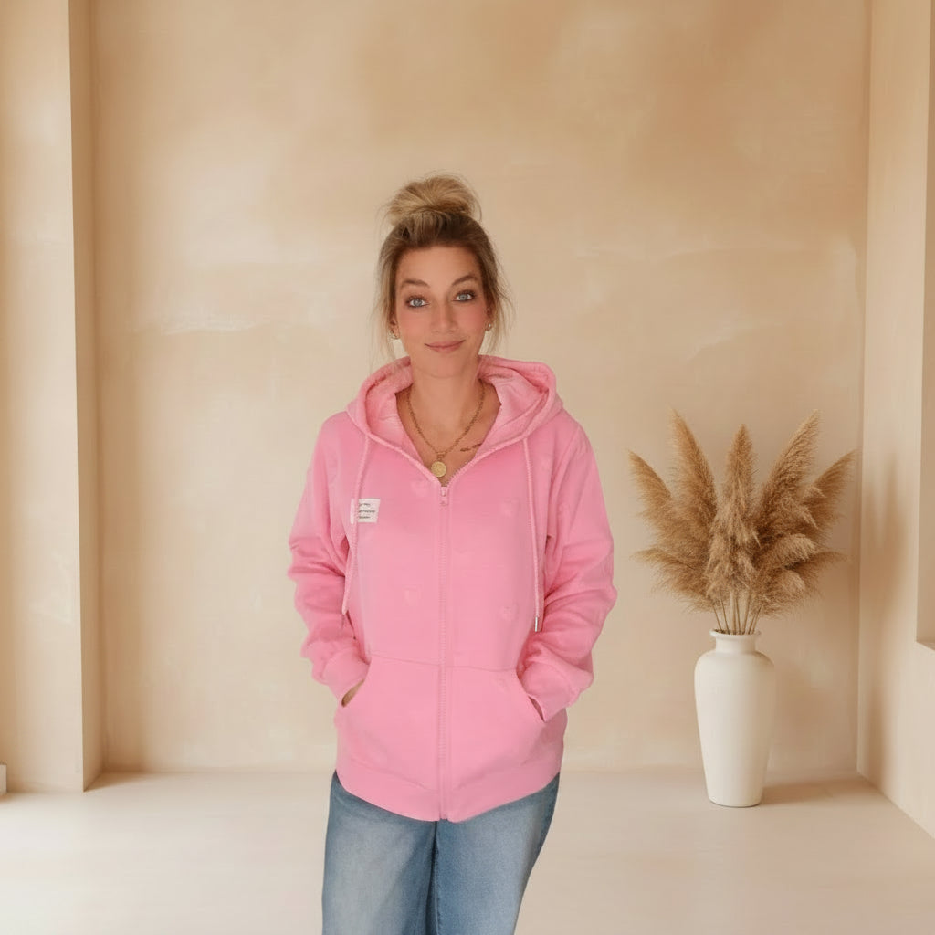 Hoodiejacke Zwillingsherz Love Damen, rosa, Ansicht am Model vor minimalistischem Boho-Hintergrund