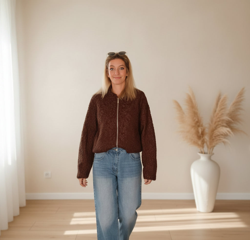 Braune Damen-Bomberjacke mit ornamentalem Muster und Frontreißverschluss in der Vorderansicht