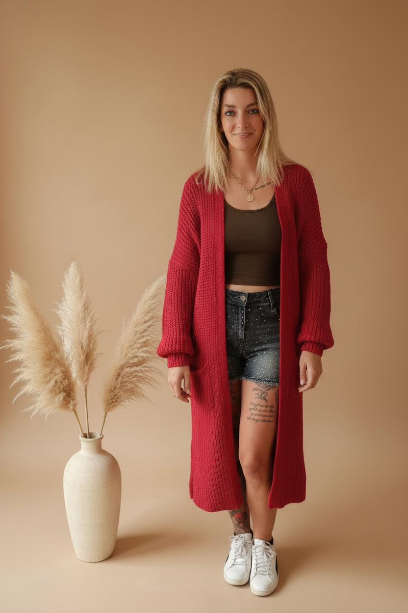 Strickmantel Damen lang Beerenrot Frontansicht Arme ausgestreckt – Oversized Cardigan Grobstrick Open Front