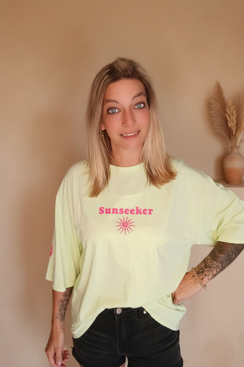 Sunseeker Oversized Shirt Mintgelb – Frontprint Sonne & Schriftzug, Boho-Hintergrund