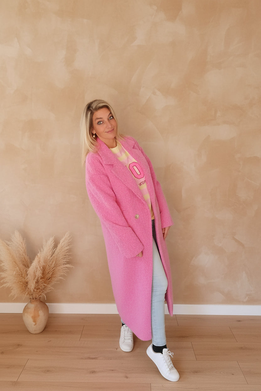 Oversized Mantel Pink offen – Ganzkörper Styling mit Jeans & Sneakers, Sandton