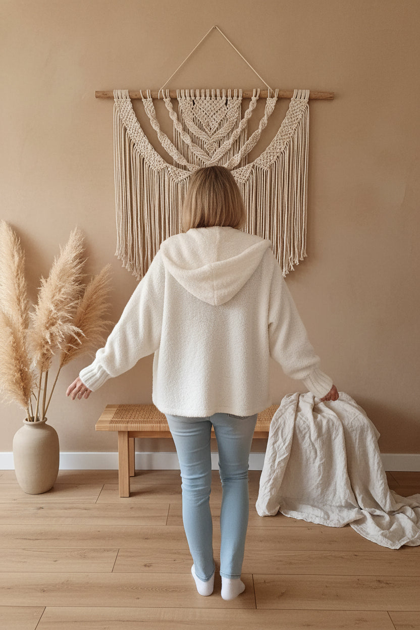 Teddy Jacke Damen weiß – Rückenansicht mit Kapuze, Makramee-Deko, Boho-Style