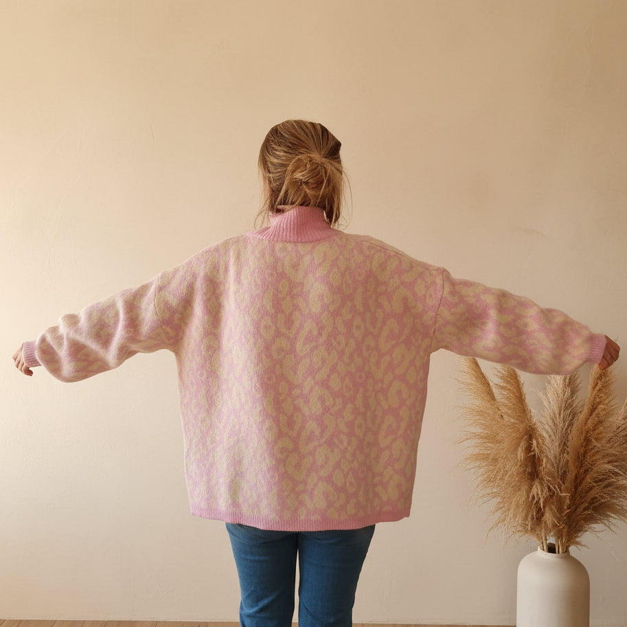 Rückansicht einer rosafarbenen Damen-Strickjacke mit hohem Stehkragen, Reißverschluss und langen Ärmeln