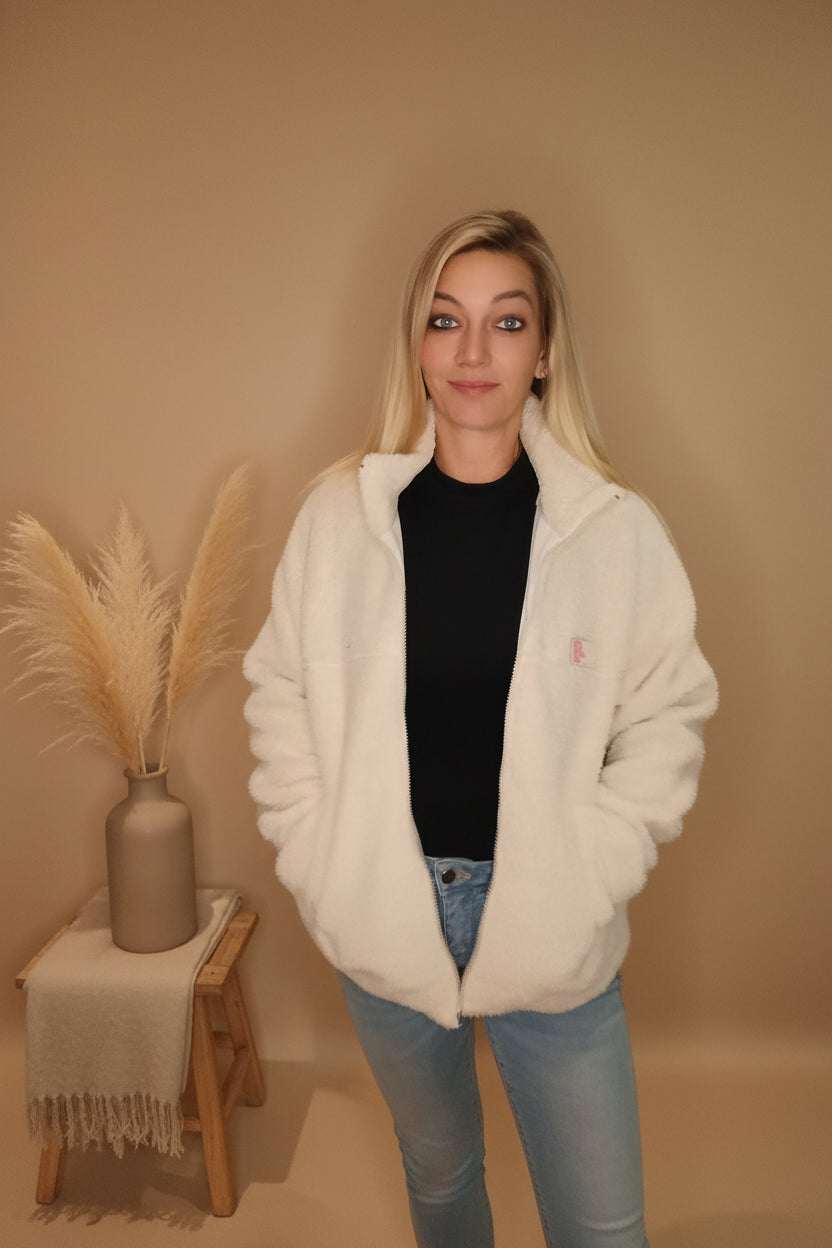 Teddyjacke Creme Damen – offen getragen über schwarzem Shirt, Pampas-Deko