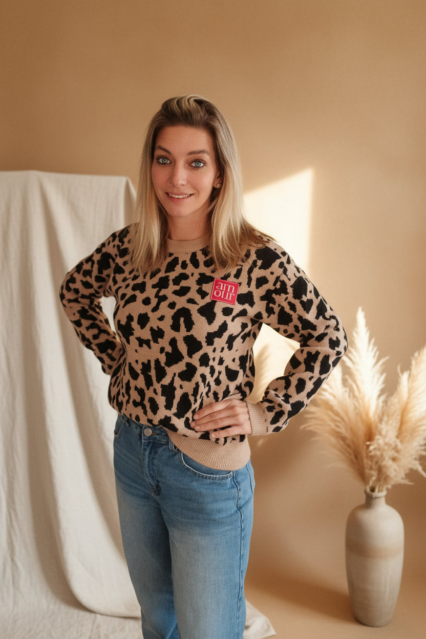 Beiger Zwillingsherz Leo-Pullover mit schwarzem Animal-Print und rotem Brust-Patch, vordere Nahaufnahme