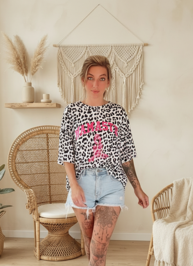 Boho-Luxe Style: Damen T-Shirt mit Leopardenmuster in Schwarz-Weiß und Jeansshorts.