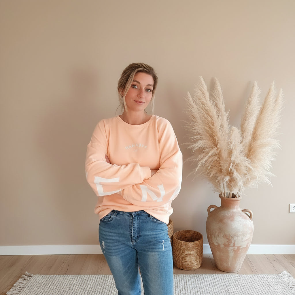 Peachfarbenes Damen Sweatshirt in Oversize-Passform, Frontansicht mit weiten Ärmeln