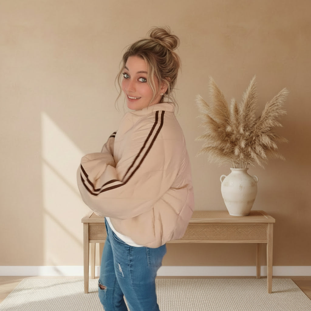 Oversize Damen Steppjacke in Beige mit schwarzen Streifen an den Ärmeln, seitliche Frontansicht