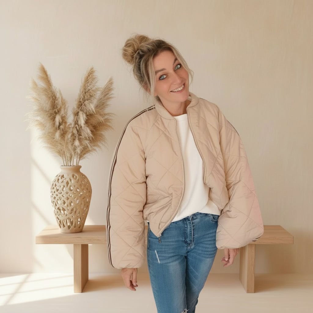 Oversize Damen Steppjacke in Beige mit schwarzen Streifen an den Ärmeln, seitliche Frontansicht