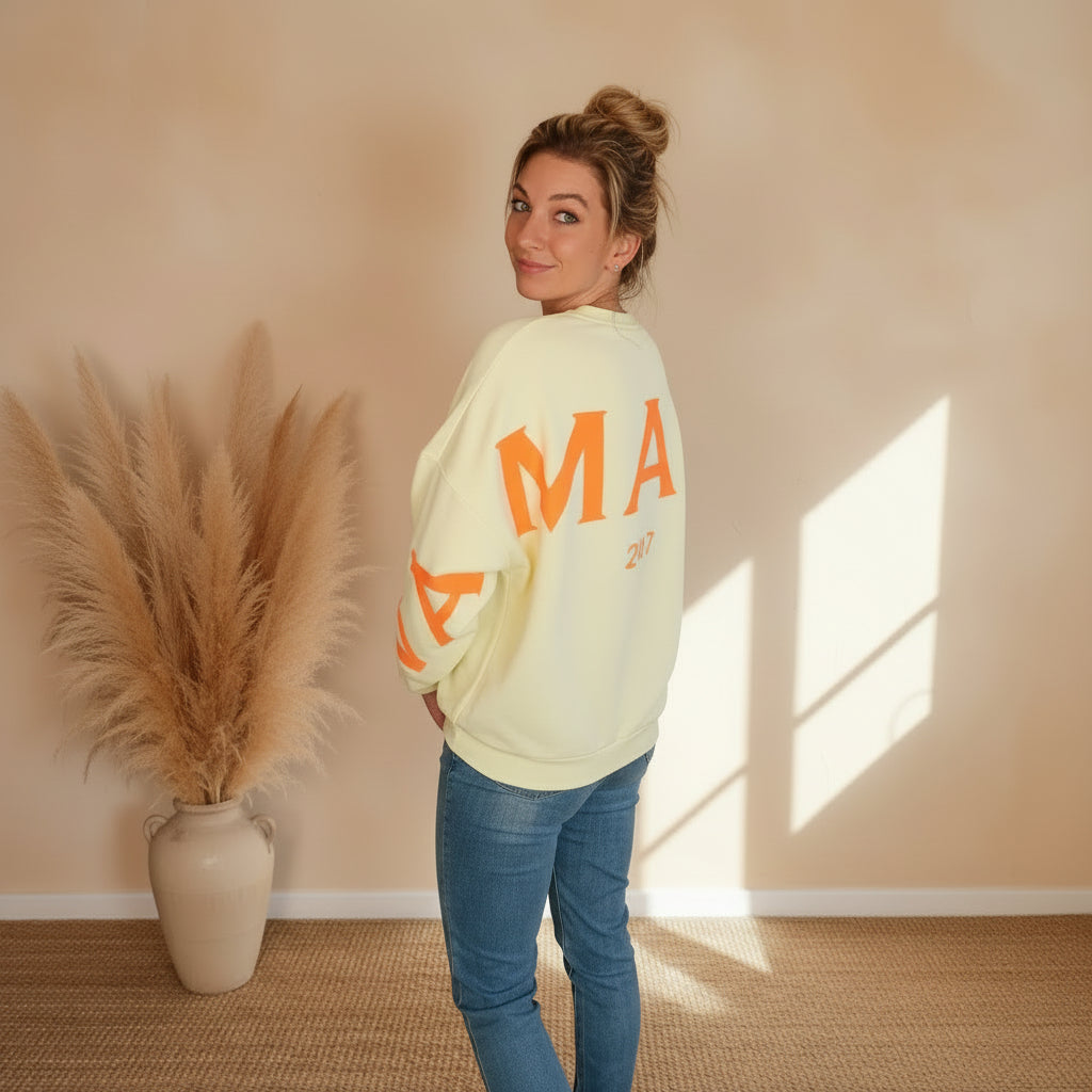 Namasté Oversize Sweatshirt Damen Pastellgelb – Rückenansicht Blick über Schulter lächelnd NAMASTE 24/7 Neonorange Großprint