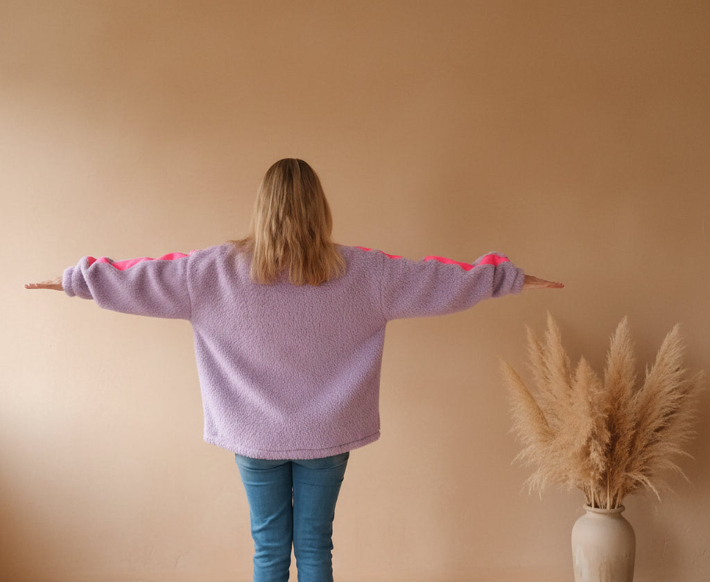 Rückansicht des fliederfarbenen Teddy Sweaters Damen in One Size