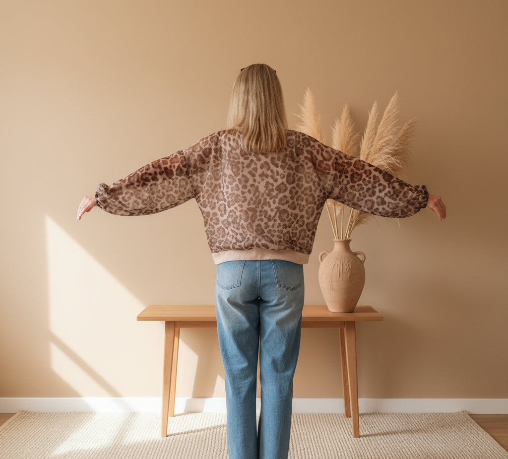 Damen Oversize Leo-Pullover in Beige und Braun in gerader Frontansicht