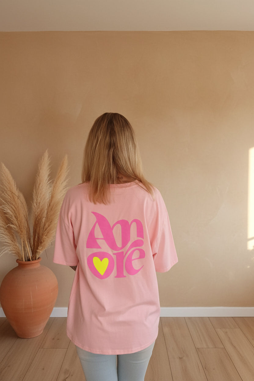Amore Rosa Damen T-Shirt rosa – Seitenansicht Oversized Fit, Boho-Luxe Look mit Amore Statement-Print