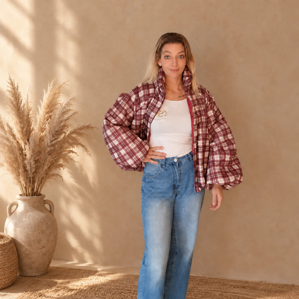 Karierte Damenjacke in One Size, Bordeaux, Creme und Weiß, offene Frontansicht mit Jeans gestylt.