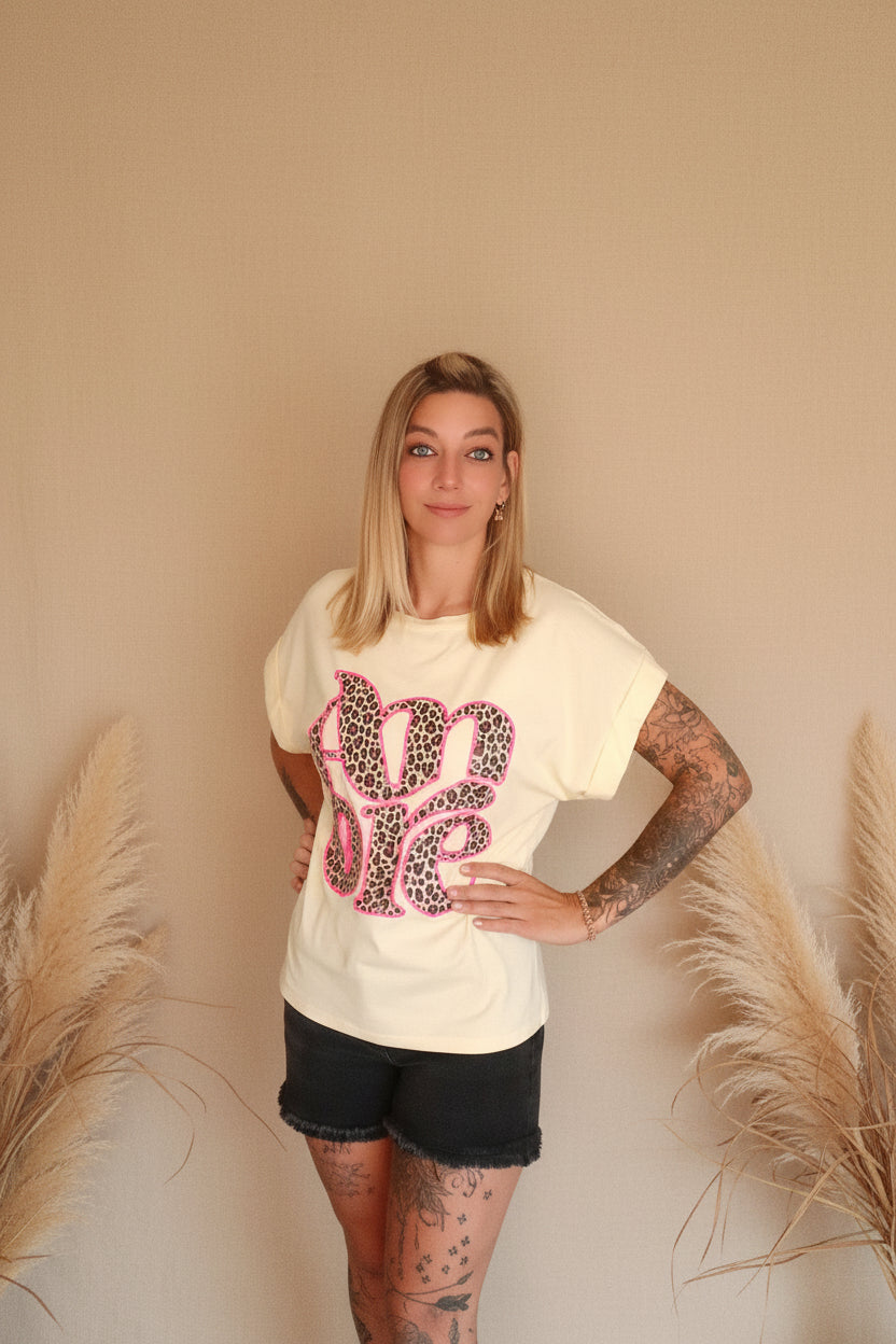 AMORE Leo Cuffed Tee Gelb – Damen Shirt mit Amore-Schriftzug im Leoparden-Muster, Boho-Styling