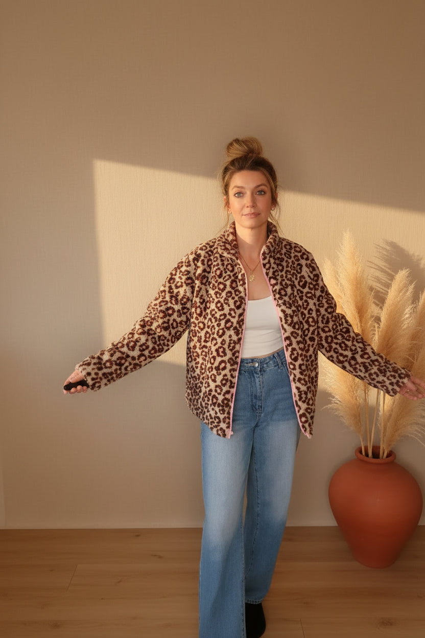 Damenmodel trägt eine braun-beige Leo-Jacke mit Reißverschluss in Frontansicht.