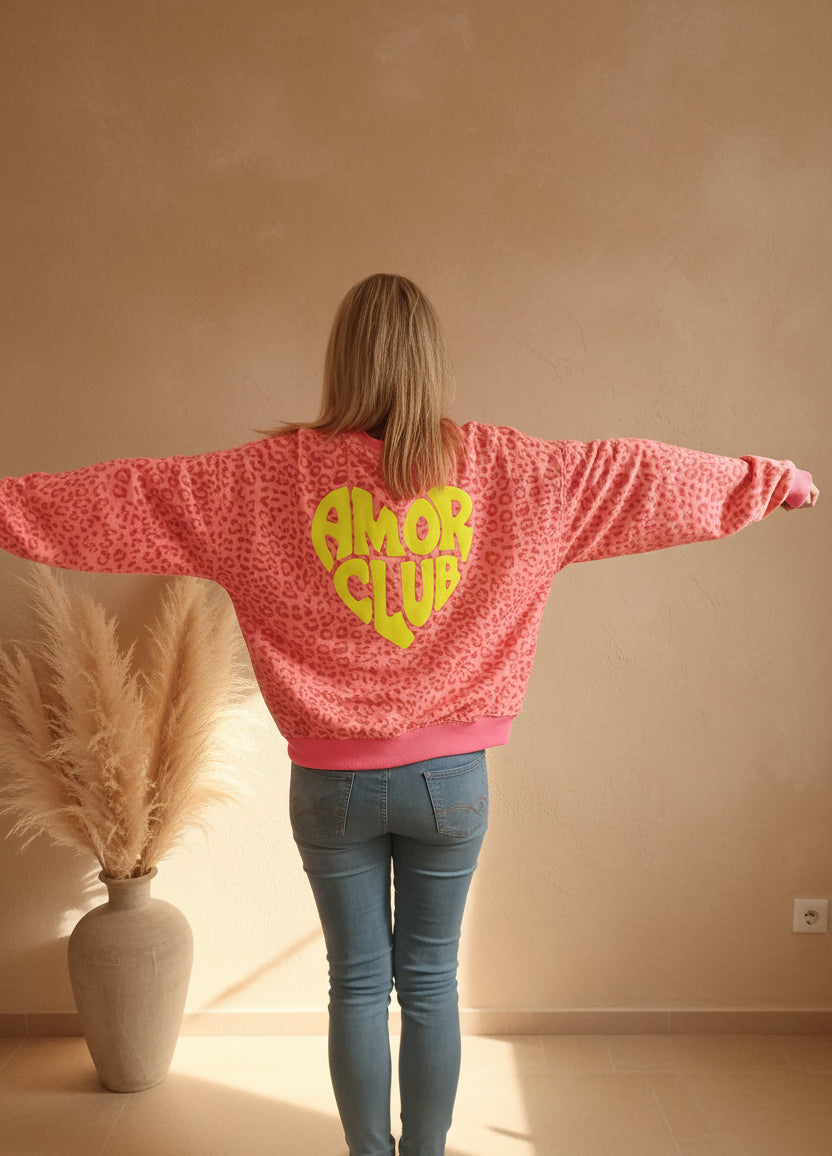 Amor Club Sweatshirt Rückenansicht – AMOR CLUB Print deutlich sichtbar