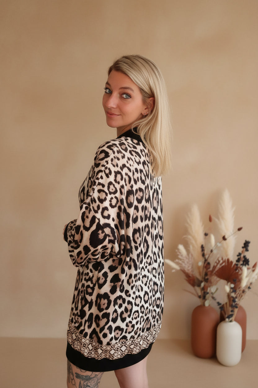 Boho-Luxe Damenmode: Elegantes Oberteil mit Leopardenmuster in Beige und Schwarz.