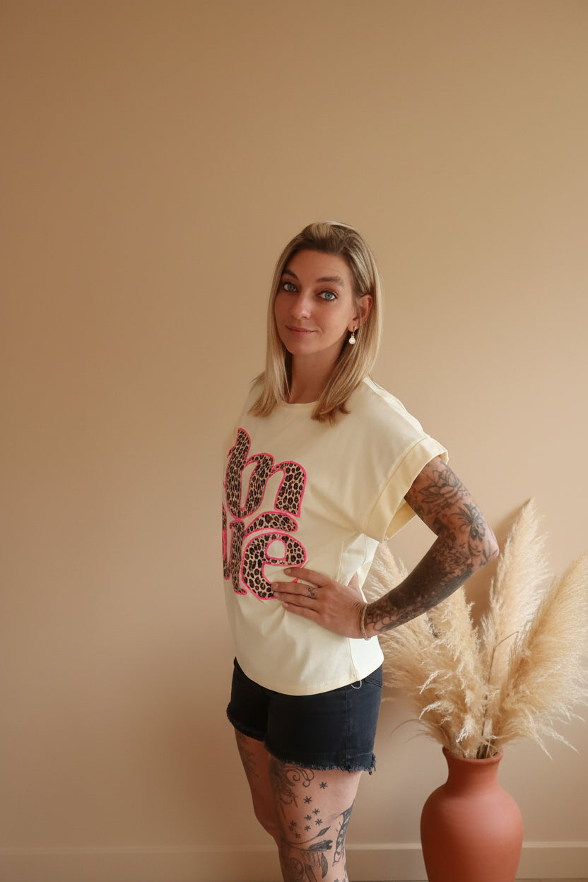 AMORE Leo Cuffed Tee Gelb – Detailansicht Amore-Print mit Neon-Herz und Leo-Muster