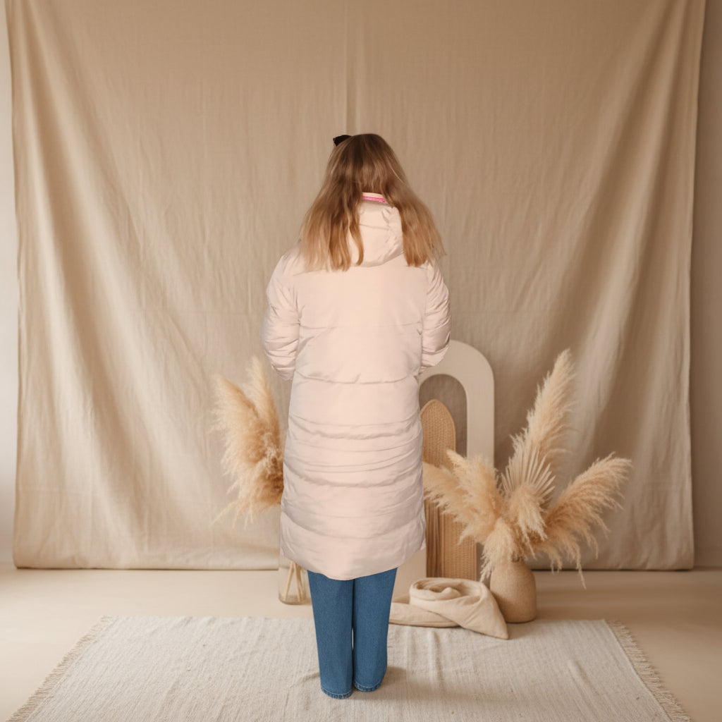 Steppmantel Damen Hellbeige – Rückenansicht Editorial mit Pampasgras-Deko