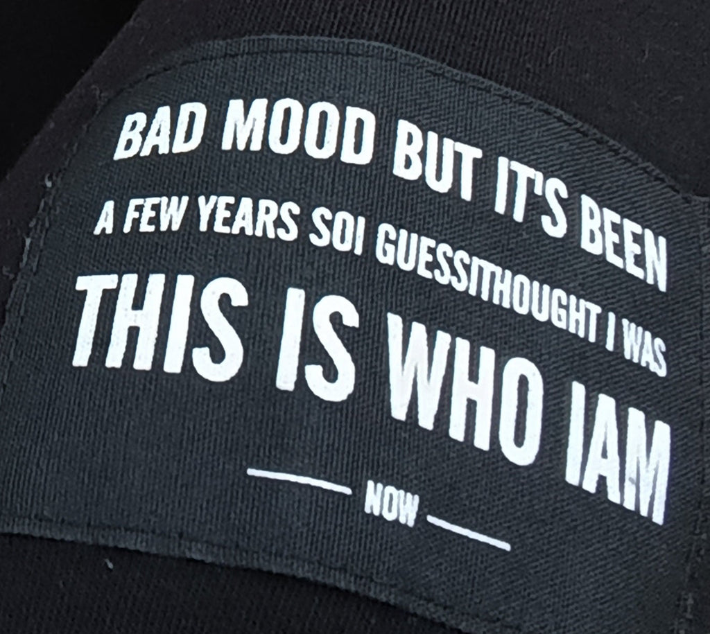 Schwarzer Stoff mit weißem Text-Patch im Boho-Luxe-Stil: Bad Mood But It's Been...