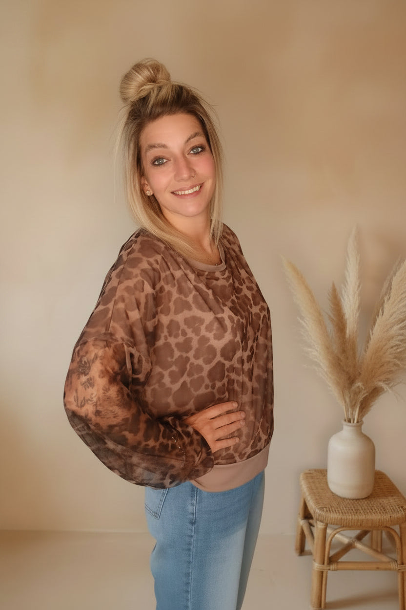 Leo-Oberteil Damen mit Leopardenmuster an Model in Jeans