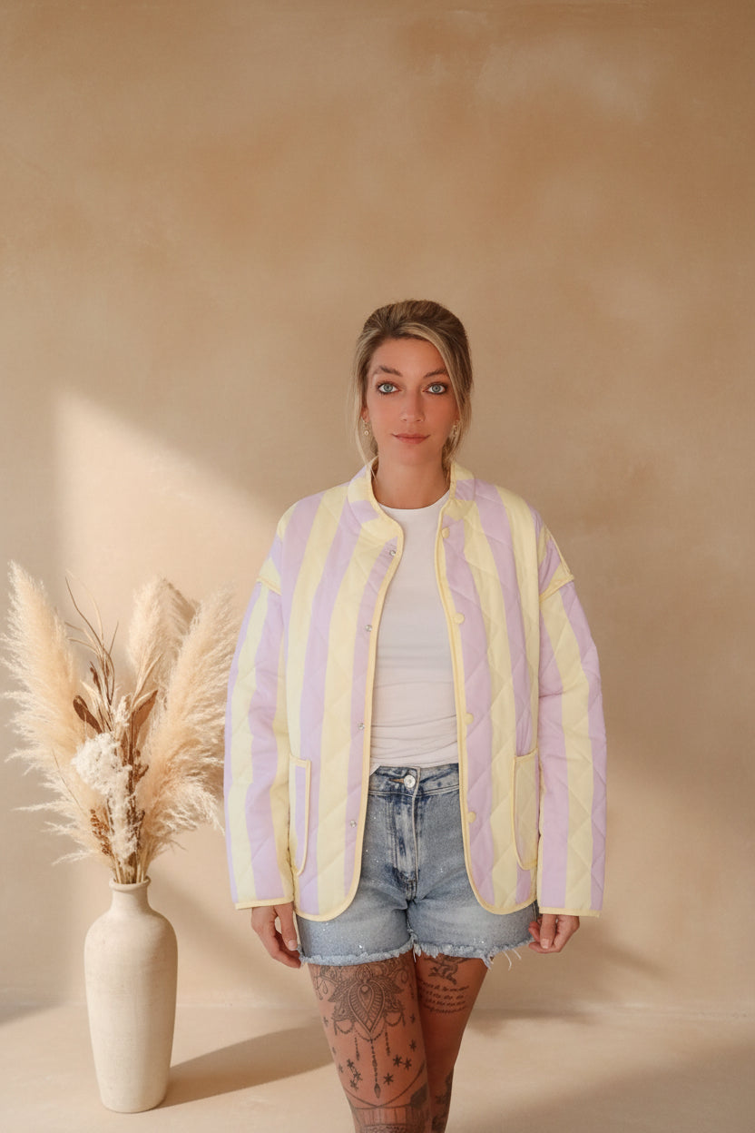 Boho-Luxe gesteppte Damenjacke in Pastellgelb und Flieder aus weichem Stoff.