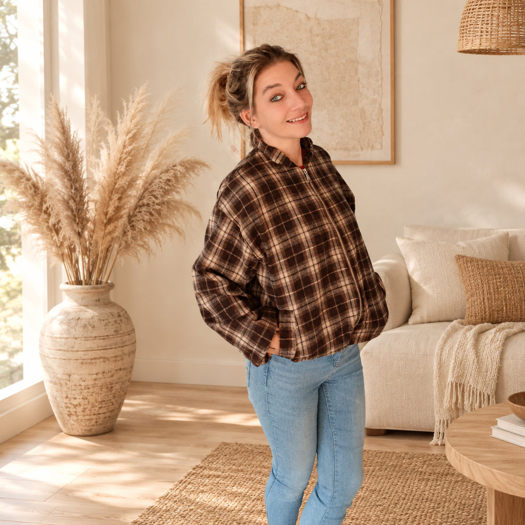 Karierte Damenjacke in Braun und Beige mit Kragen und Reißverschluss, Frontansicht