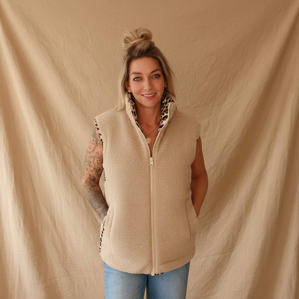 Wendeweste Leo Teddy von Zwillingsherz – Leo-Seite Lifestyle-Shot, ärmellose Wendeweste Damen