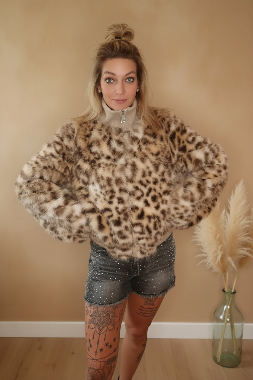 Leopard Jacke Damen beiger Stehkragen Hände in Hüften – Kunstfell Frontansicht selbstbewusst