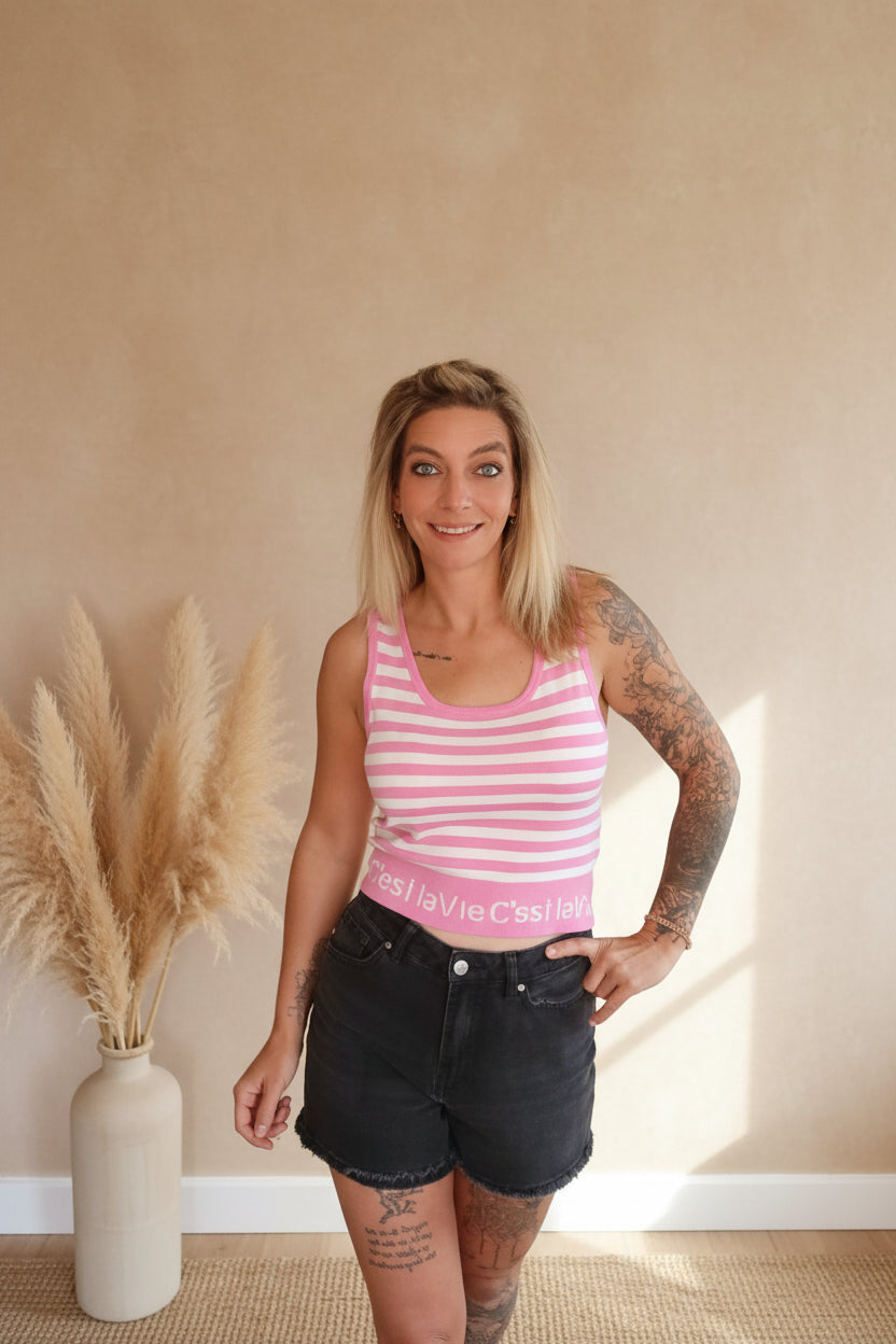 Boho-Luxe Look: Rosa-weiß gestreiftes Tanktop aus Baumwolle und schwarze Denim-Shorts.