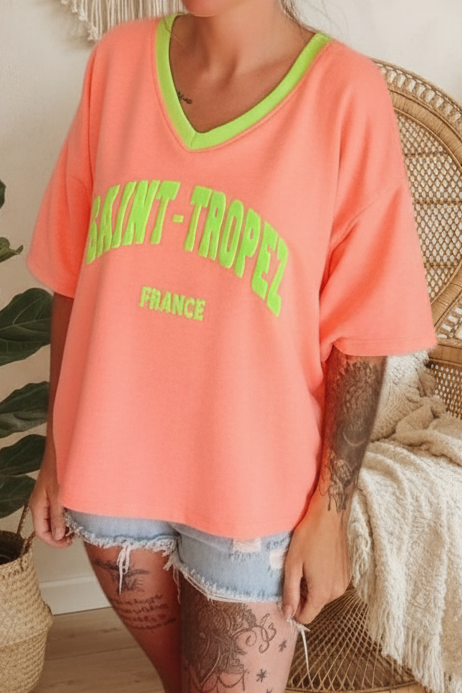 Boho-Luxe Korallenes T-Shirt aus Baumwolle mit neongrünem Print und V-Ausschnitt