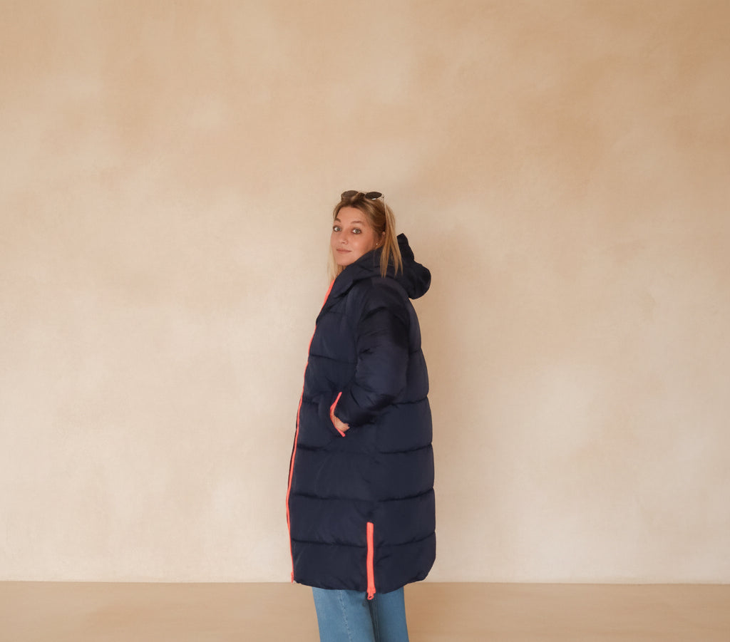 Steppmantel Damen Navy Zwillingsherz – Seitenansicht lang mit Kapuze