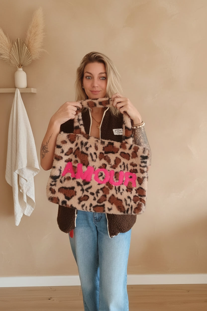 Shopper Happy Leo Beige – flauschiger Leopardenprint Shopper, Seitenansicht