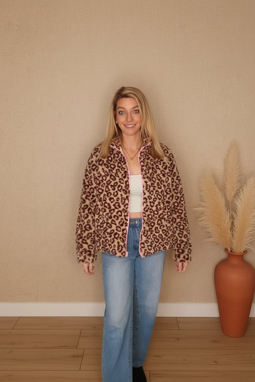Damenmodel zeigt eine braun-beige Leo-Jacke mit Stehkragen, Reißverschluss und seitlichen Taschen.