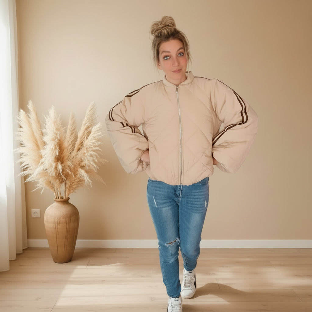 Oversize Damen Steppjacke Beige mit Rautensteppung und schwarzen Ärmelstreifen, Detailansicht